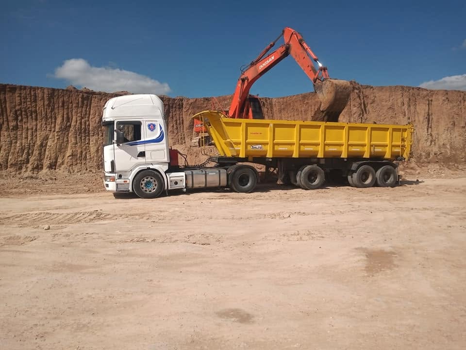 Minicargadora nivelando un terreno en Pilar